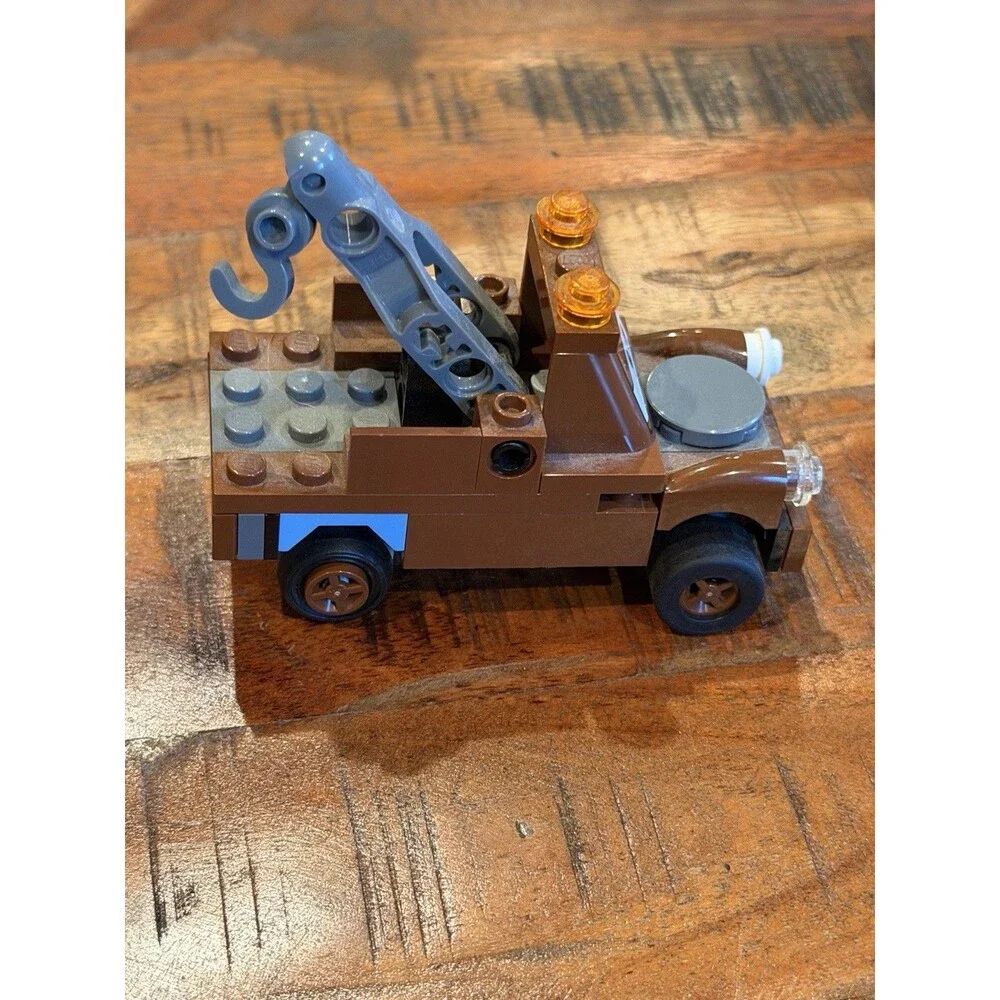 Tow Mater Truck LEGO Disney Pixar Cars 2 Minifigure from set 8487 Rare